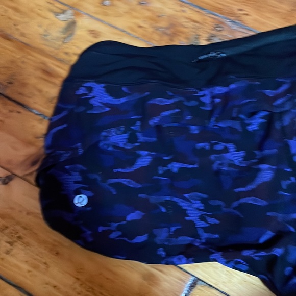 Lululemon size 8 blue camouflage speed or run shorts excellent condition - Picture 3 of 4